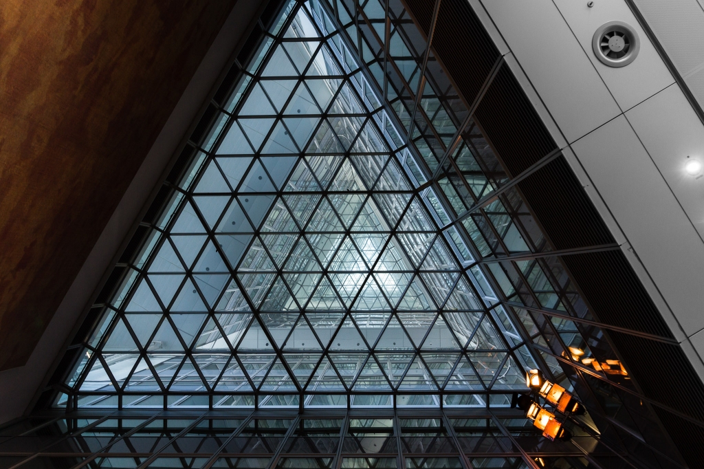 -Triangle of the Commerzbank Tower- Canon EOS 60D (Sigma 17-70mm F2.8-4 DC Macro C, 17 mm, f/4.0, 1/40s, ISO100)